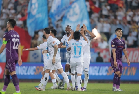 Trực tiếp Nam Định 2-0 Bình Dương: Phản lưới nhà