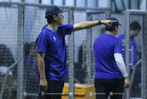 HLV Kim Sang Sik có hành động với các đối thủ của U23 Việt Nam