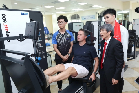 Huyền thoại Manchester Reds trải nghiệm công nghệ Y học thể thao đỉnh cao tại Việt Nam