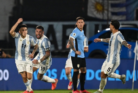 Vắng Messi, Argentina vẫn thắng Uruguay nhờ siêu phẩm