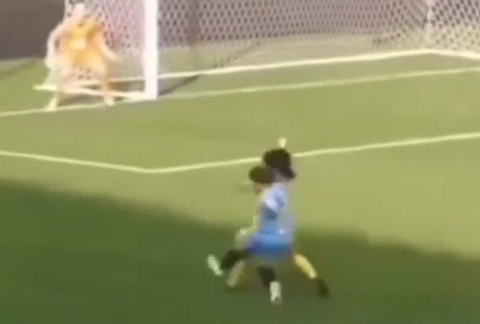 Video: Ngã ngửa với tình huống 'chọn vị trí' khó đỡ của thủ môn