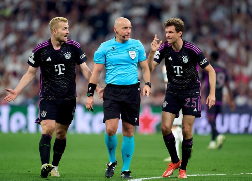 Trọng tài xin lỗi De Ligt khi cắt tình huống nguy hiểm của Bayern