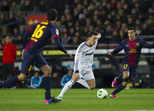Mesut Ozil: Barca nên nhìn lại mình thay vì cứ phàn nàn về trọng tài
