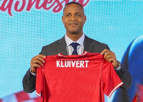 Ngã ngửa với lý do CĐV đòi sa thải HLV Kluivert dù chưa dẫn dắt trận nào