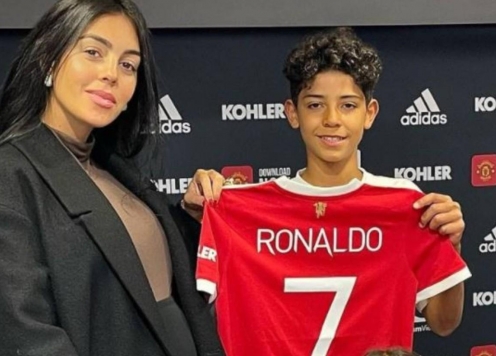 Con trai Ronaldo khiến châu Âu 'phát cuồng', thương vụ khoác áo MU tới gần