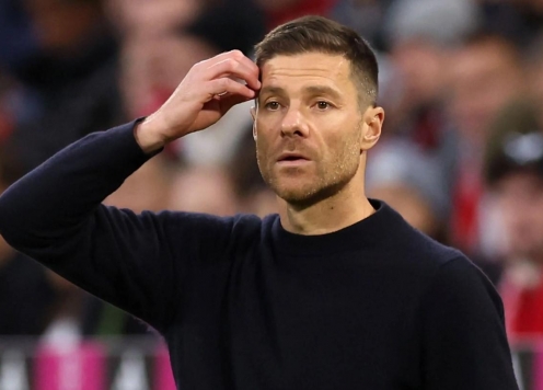 Xabi Alonso bị chỉ trích công khai