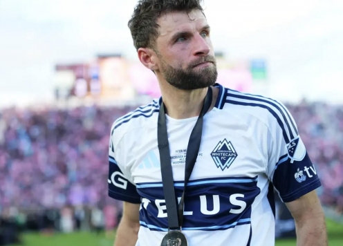 Thomas Muller thất vọng ra mặt khi thua Messi