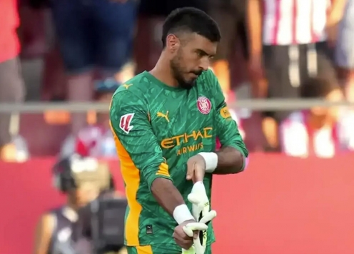 Đồng đội từ chối thi đấu, thủ môn đang sốt 38 độ vẫn phải ra sân