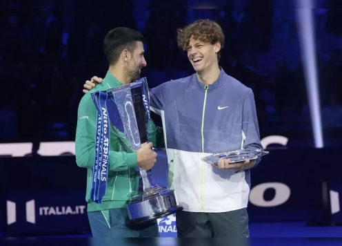 Djokovic chúc mừng Sinner trở thành tân số 1 thế giới