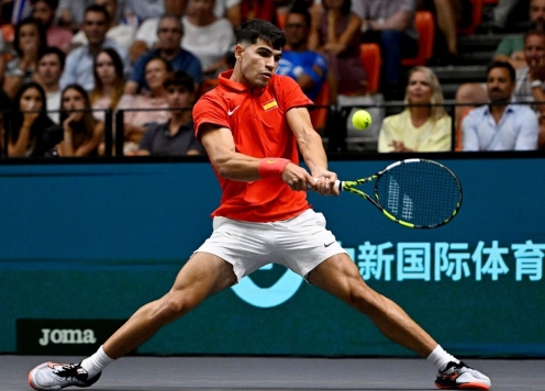 Đối thủ bỏ cuộc, Alcaraz đưa Tây Ban Nha đến chiến thắng đầu tiên tại Davis Cup Finals 2024