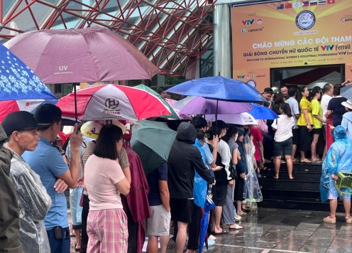 Người dân đội mưa, xếp hàng dài mua vé xem VTV Cup 2025