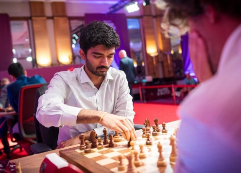 Guskesh tiếp tục vượt mặt Carlsen tại siêu giải cờ vua thế giới