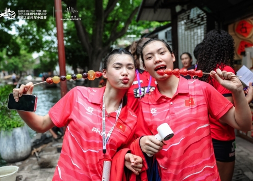 Tuyển bóng chuyền nữ Việt Nam du hí tại Thượng Hải