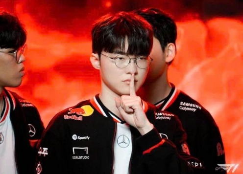 Cả thế giới đổi thay, chỉ mình Faker không rời T1
