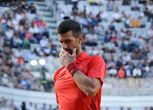 Novak Djokovic đổ máu khi đang giao lưu với NHM
