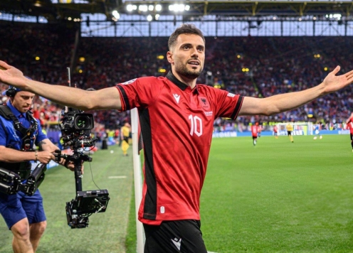 Sao Albania tạo lịch sử tại EURO với bàn thắng vào lưới Italia