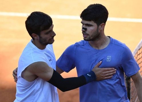Đối thủ bỏ cuộc, Alcaraz năm thứ 2 liên tiếp lọt chung kết Roland Garros