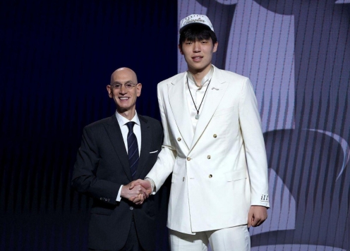 'Khổng lồ bóng rổ' Trung Quốc cao 2m18 gia nhập NBA, phá dớp kéo dài 18 năm