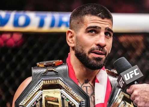 Ru ngủ Charles Oliveira, Ilia Topuria trở thành tân vương hạng nhẹ UFC
