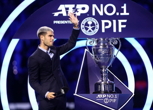 Kết thúc năm với ngôi số 1, Alcaraz nhận lời khen của nhân vật đặc biệt