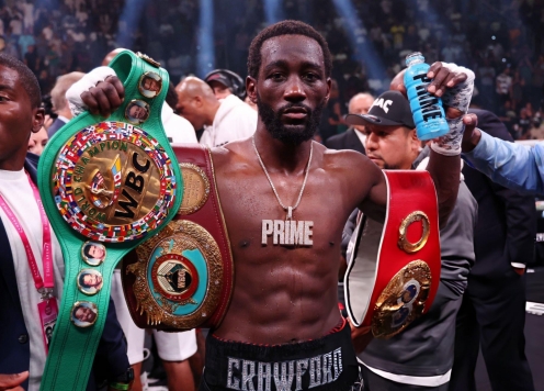 Nhà vô địch quyền Anh thế giới đột ngột tuyên bố giải nghệ