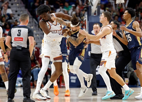 Lao vào nhau như ngày sau cuối, hai ngôi sao NBA bị treo giò