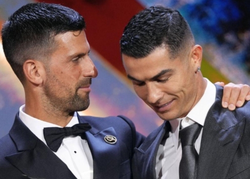 Djokovic được Ronaldo hết lời khen ngợi, trao tay giải thưởng danh giá