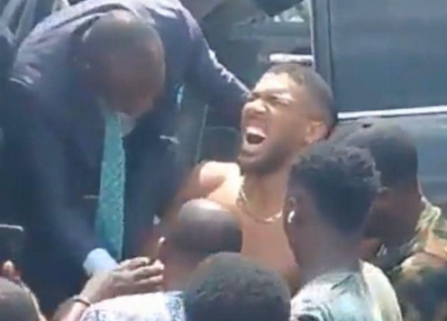 Anthony Joshua thoát chết nhờ quyết định không ai ngờ tới