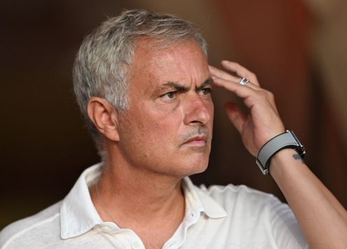 Mourinho nhận thẻ vàng theo cách độc nhất vô nhị