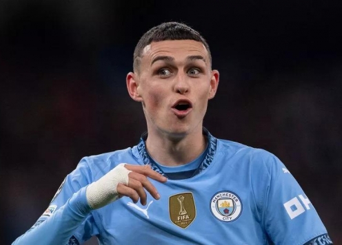 Nhận 'mưa gạch đá', Phil Foden mang cúp ra khoe