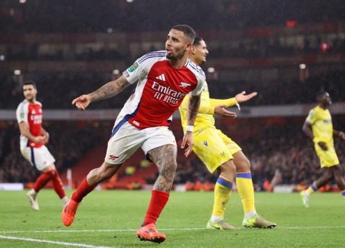 Gabriel Jesus lập hat-trick, Arsenal nhọc nhằn tiến vào bán kết Carabao Cup