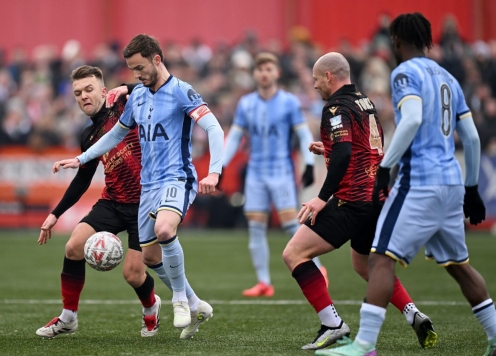 Tottenham thắng nhọc đội bóng hạng 5 tại FA Cup