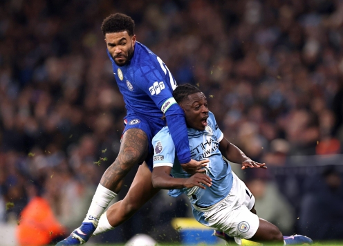 Mất điểm trước Chelsea, Man City gặp khó trong cuộc đua vô địch