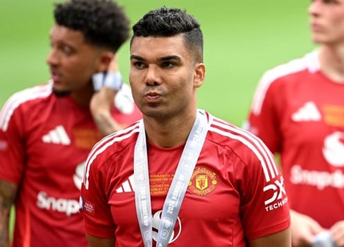 CĐV MU quay ngoắt 180 độ khen Casemiro