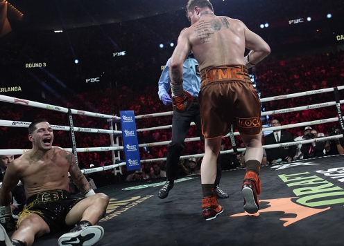 Canelo Alvarez bảo vệ thành công các đai vô địch hạng siêu trung trước tài năng Boxing trẻ