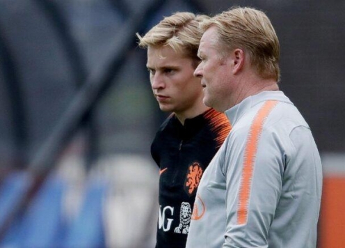 HLV Koeman cảnh báo Barca không nên mạo hiểm với De Jong