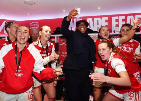 Ian Wright 'cà khịa' Arsenal khi đội nữ vô địch Champions League