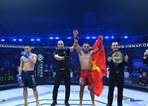 Nghiêm Văn Ý bật khóc sau khi mất đai vô địch trước Filipe Negochadle