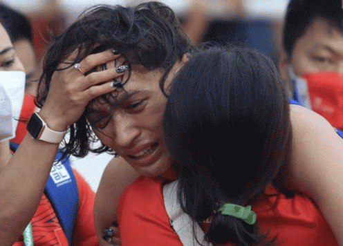 Người hùng điền kinh Việt Nam bật khóc vì nhớ mẹ