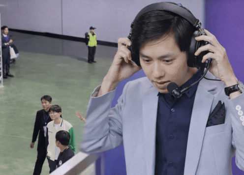 Văn Tùng đứng từ xa lặng nhìn T1 quay bước