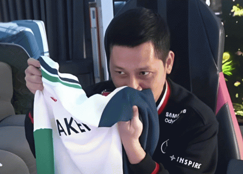 Thêm bằng chứng Thầy Giáo Ba đã nhận áo T1