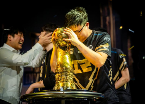 Royal Never Give Up giải thể