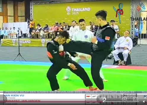 Sắp thua, võ sĩ Thái Lan 'đưa mặt vào đòn đá' của Việt Nam ăn vạ