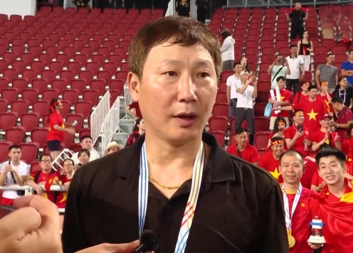 HLV Kim Sang Sik làm gì khi các cầu thủ ăn mừng Huy chương Vàng SEA Games?