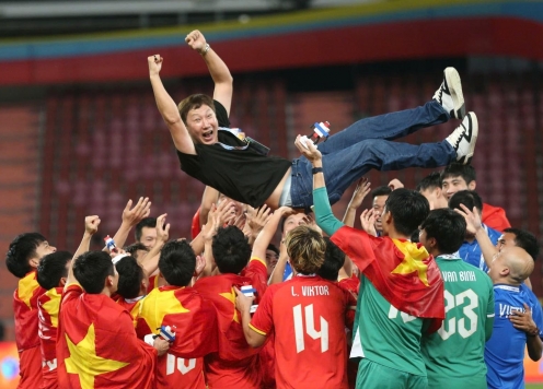 Truyền thông Indonesia e dè khi Việt Nam giữ HLV Kim Sang Sik đến 2027