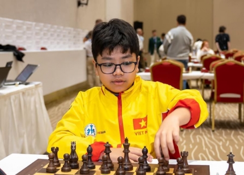 Thế giới dậy sóng: Kỳ tài 14 tuổi Việt Nam đánh bại 8 đại kiện tướng