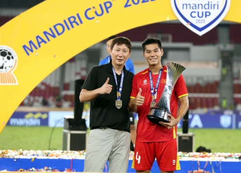 Vừa vô địch U23 Đông Nam Á, trung vệ U23 Việt Nam nâng cúp sau 2 ngày