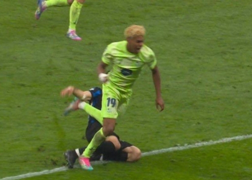 Chuyên gia giải thích pha bóng Barca 'mất penalty'