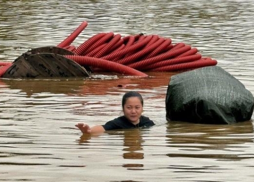 Hà Nội chạy lụt, bãi giữa sông Hồng nước ngập đến ngọn cây