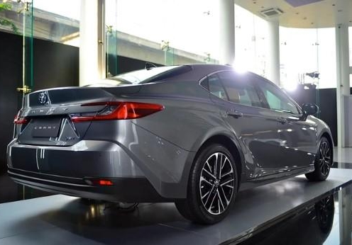 Toyota Việt Nam nói gì khi bất ngờ xuất hiện hình ảnh Toyota Camry 2025 trên phố Việt?